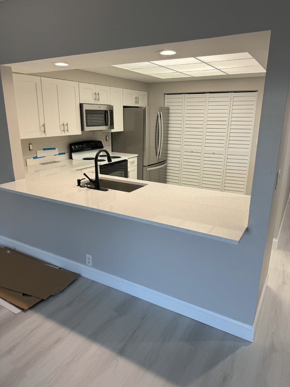 2/2 Spacious Waterfront apt completely remodeled. Shared Pool,laundry hookups,new appliances,large covered patio. property image