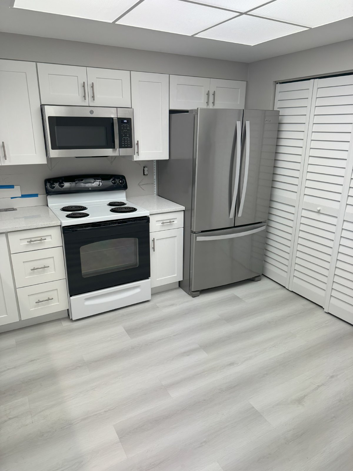 2/2 Spacious Waterfront apt completely remodeled. Shared Pool,laundry hookups,new appliances,large covered patio. property image