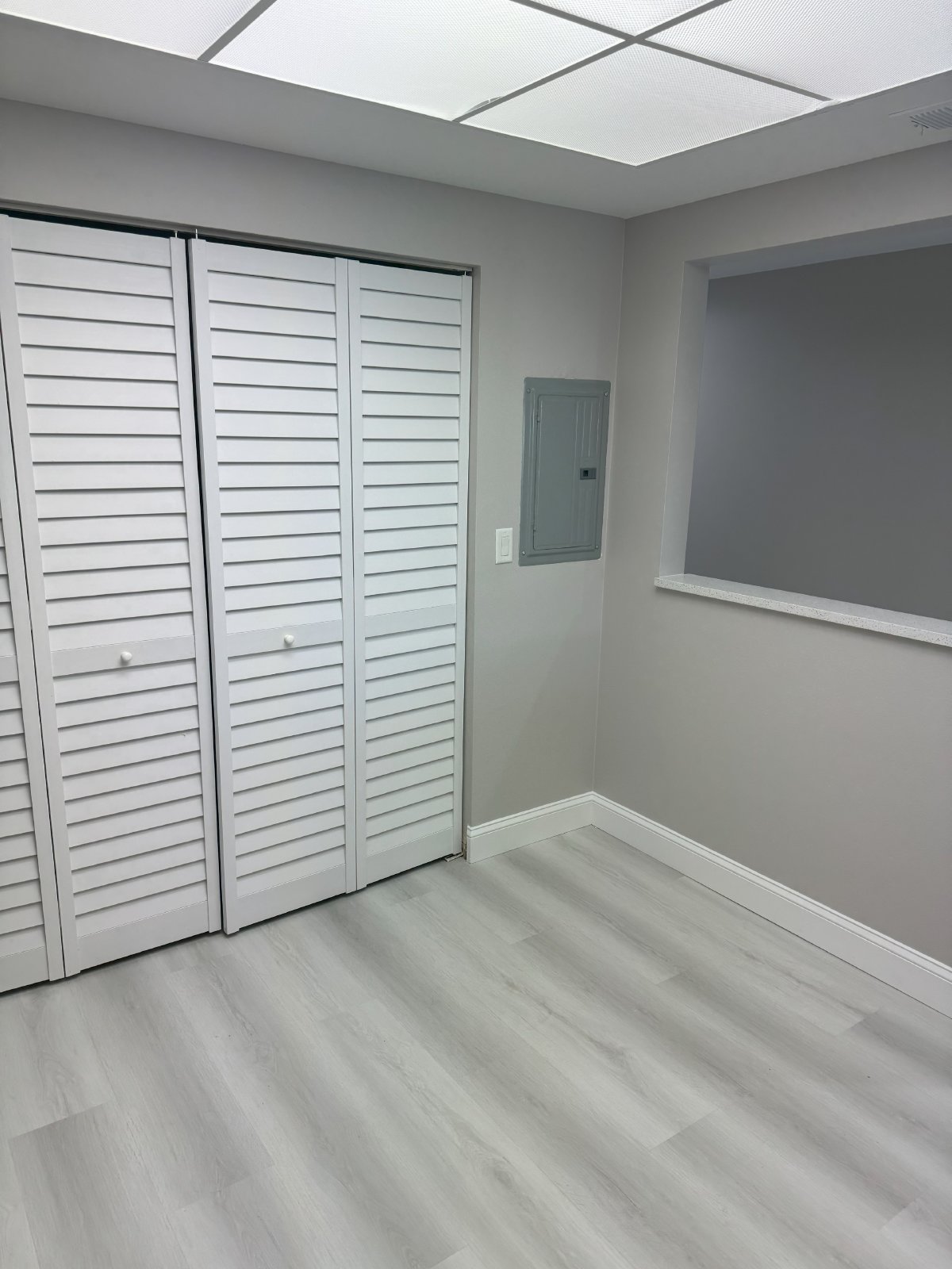 2/2 Spacious Waterfront apt completely remodeled. Shared Pool,laundry hookups,new appliances,large covered patio. property image