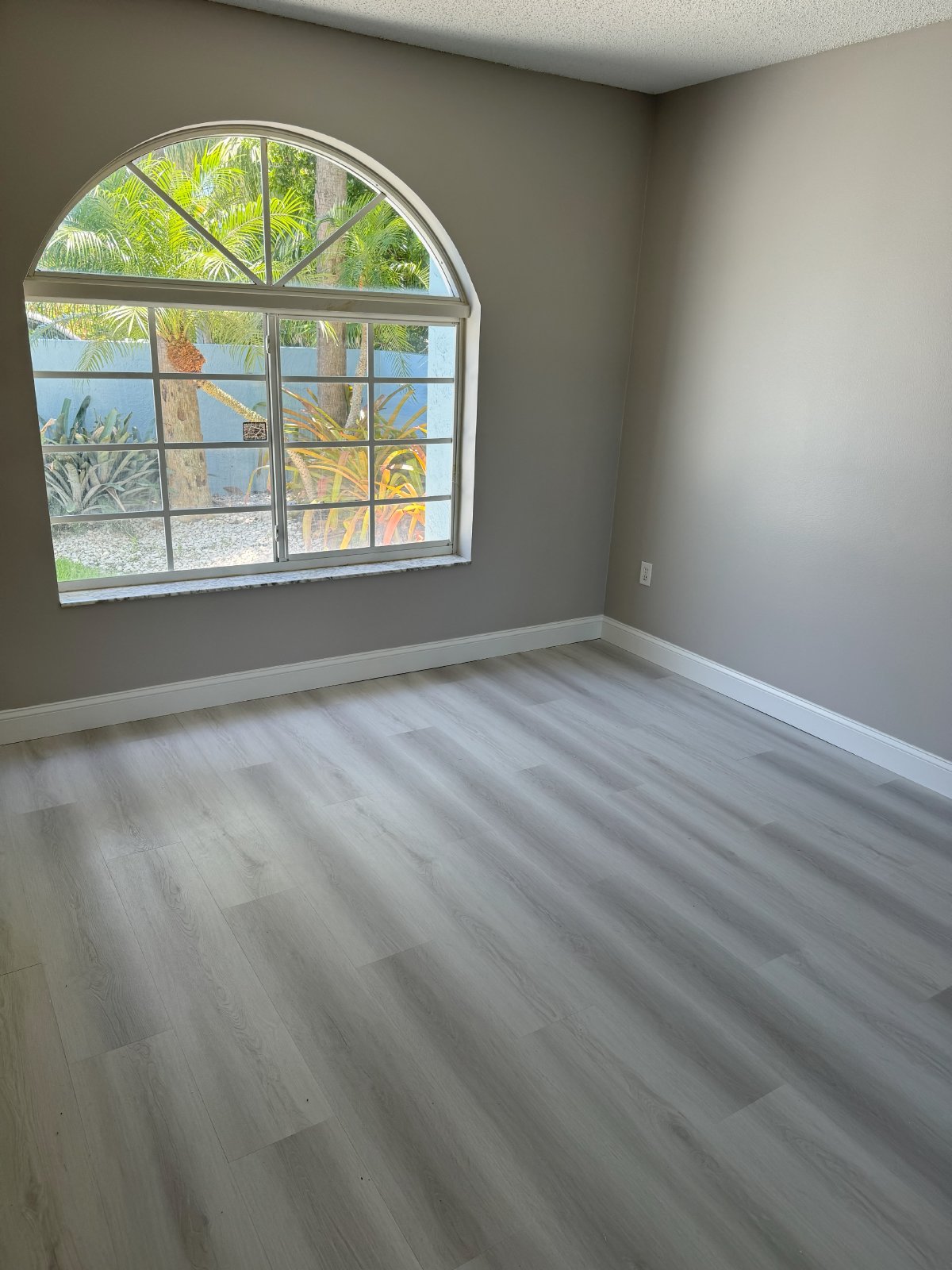 2/2 Spacious Waterfront apt completely remodeled. Shared Pool,laundry hookups,new appliances,large covered patio. property image