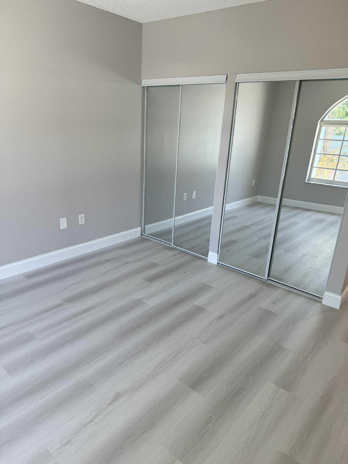 2/2 Spacious Waterfront apt completely remodeled. Shared Pool,laundry hookups,new appliances,large covered patio. property image