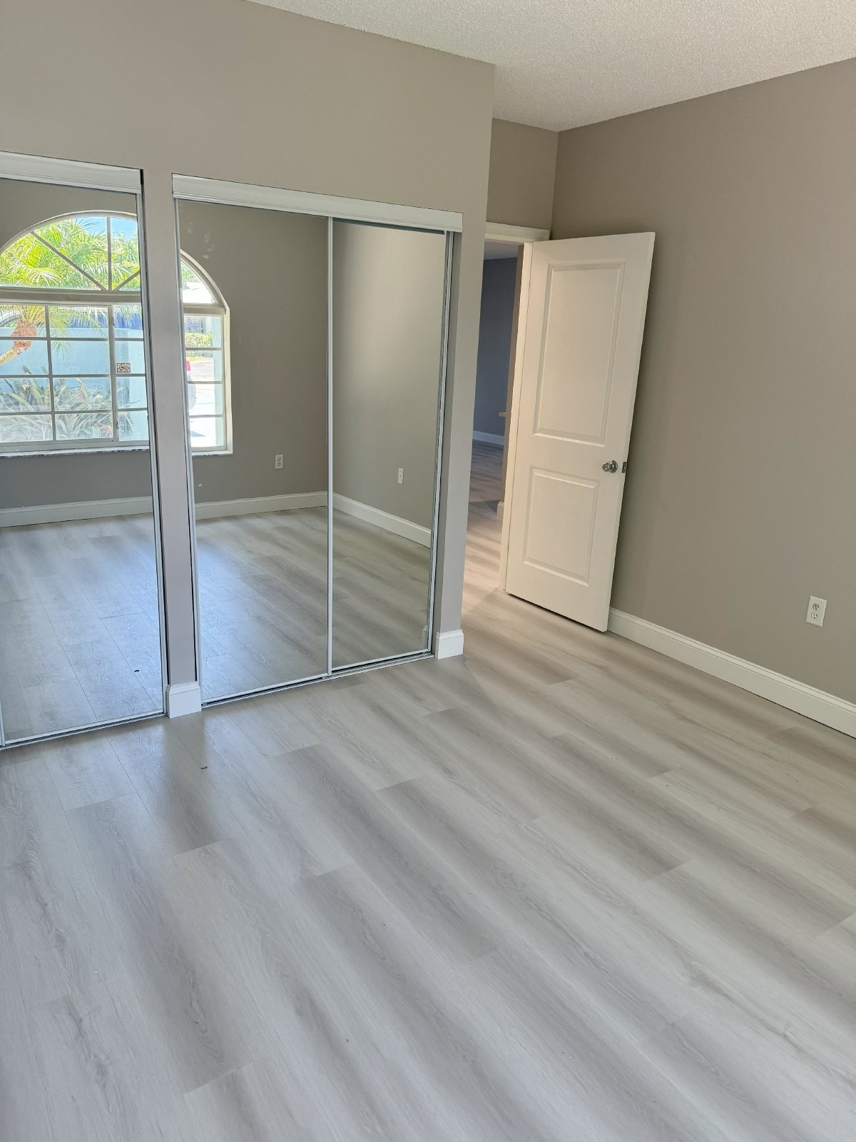 2/2 Spacious Waterfront apt completely remodeled. Shared Pool,laundry hookups,new appliances,large covered patio. property image