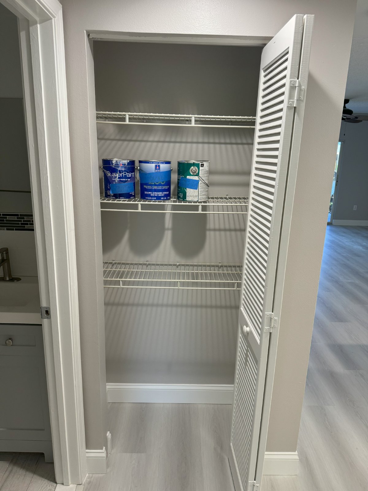 2/2 Spacious Waterfront apt completely remodeled. Shared Pool,laundry hookups,new appliances,large covered patio. property image