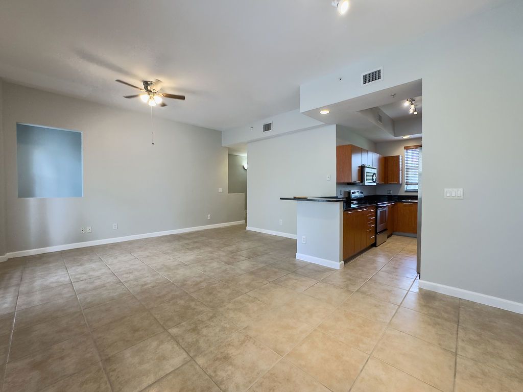 LIGHTHOUSE POINT-GATED COMMUNITY (BENNEMANN VINT-07-2313) property image