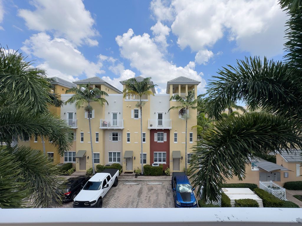 LIGHTHOUSE POINT-GATED COMMUNITY (BENNEMANN VINT-07-2313) property image