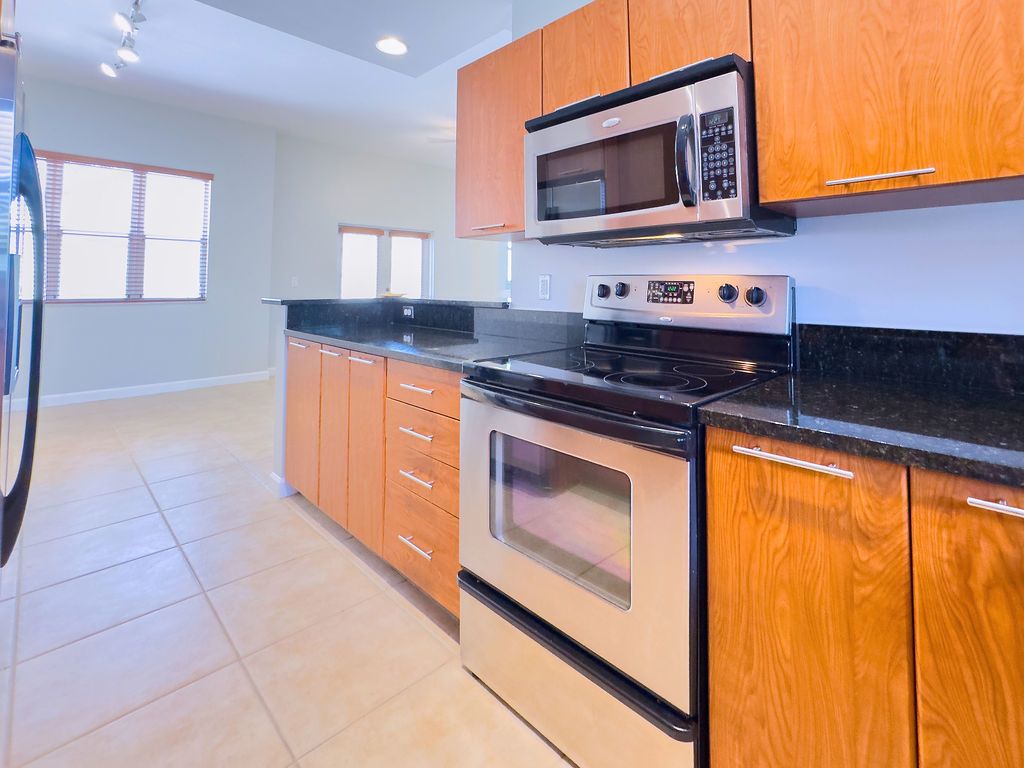 LIGHTHOUSE POINT-GATED COMMUNITY (BENNEMANN VINT-07-2313) property image