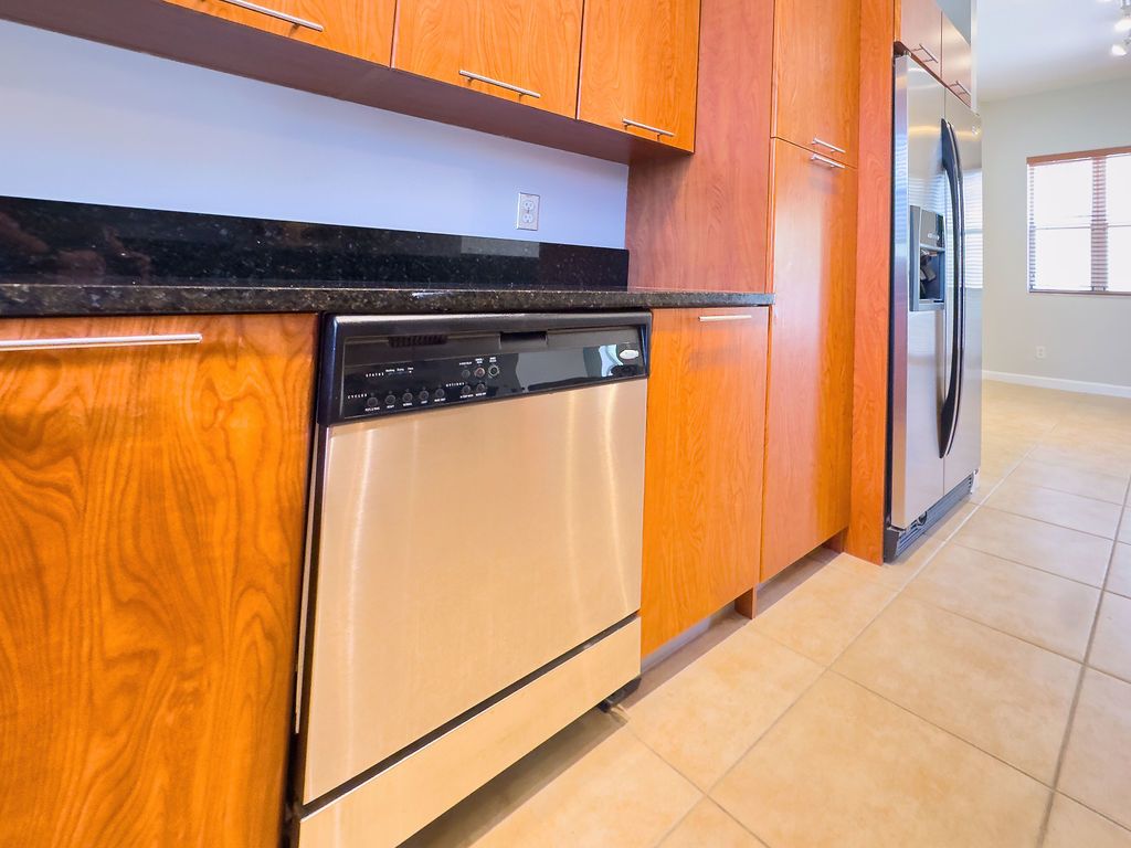 LIGHTHOUSE POINT-GATED COMMUNITY (BENNEMANN VINT-07-2313) property image