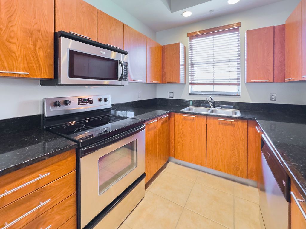 LIGHTHOUSE POINT-GATED COMMUNITY (BENNEMANN VINT-07-2313) property image