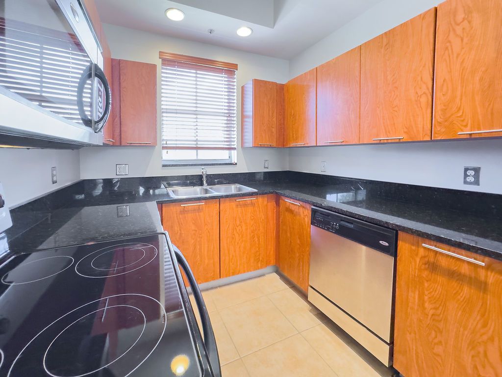 LIGHTHOUSE POINT-GATED COMMUNITY (BENNEMANN VINT-07-2313) property image