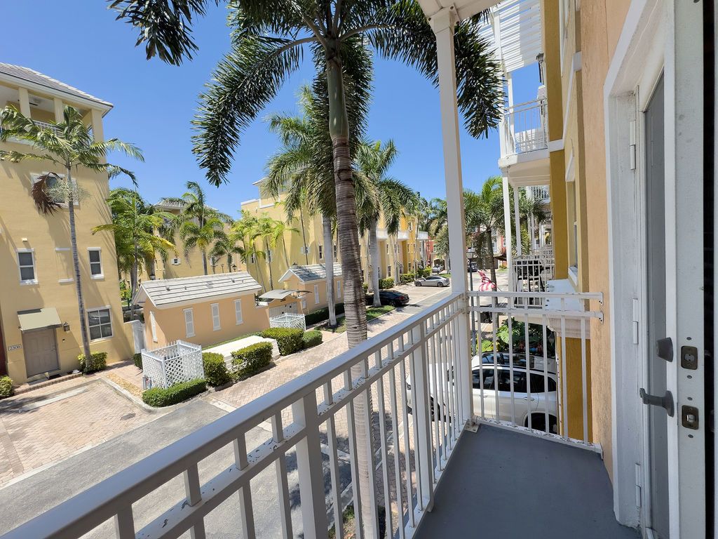 LIGHTHOUSE POINT-GATED COMMUNITY (BENNEMANN VINT-07-2313) property image