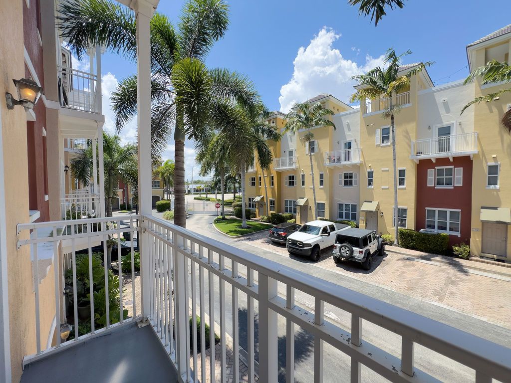 LIGHTHOUSE POINT-GATED COMMUNITY (BENNEMANN VINT-07-2313) property image