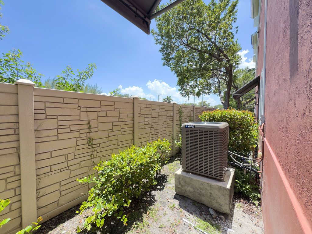 LIGHTHOUSE POINT-GATED COMMUNITY (BENNEMANN VINT-07-2313) property image